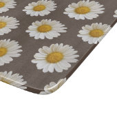 Witte madeliefjes op bruine achtergrond bloemig snijplank (Hoek)