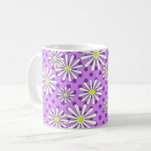 Witte madeliefjes op een achtergrond met polka sti koffiemok