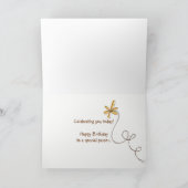 Witte madeliefjes op hout met jute kaart (Binnen)