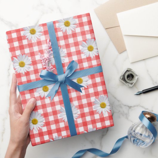 Witte madeliefjes op rood-wit geruit cadeaupapier (Geschenken)