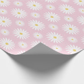 Witte Madeliefjes Op Roze Cadeaupapier (Hoek)
