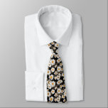 Witte madeliefjes op zwart bloemmotief stropdas<br><div class="desc">Dit stropdas heeft een charmant bloemmotief met witte madeliefjes met gele kernen op een zwarte achtergrond. Perfect voor het man dat houdt van bloemen of vrouwen die graag stropdassen als riem gebruiken. Draag het in stijl! Ontworpen door de wereldberoemde kunstenaar ©Tim Coffey.</div>