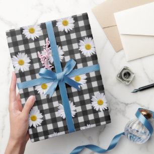 Witte madeliefjes op zwart-wit gingham cadeaupapier
