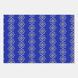 Witte madeliefketting op koninklijke blauwe achter inpakpapier vel