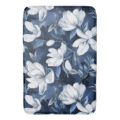 Witte Magnolia bloemen, blauwe achtergrond Badmat (Voorkant Verticaal)