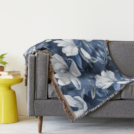 Witte Magnolia bloemen, blauwe achtergrond Deken