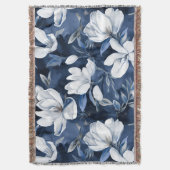 Witte Magnolia bloemen, blauwe achtergrond Deken (Voorkant Verticaal)