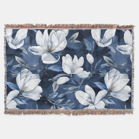 Witte Magnolia bloemen, blauwe achtergrond Deken (Voorkant)