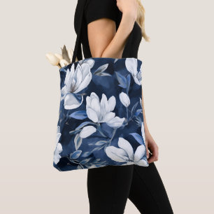 Witte Magnolia bloemen, blauwe achtergrond Tote Bag