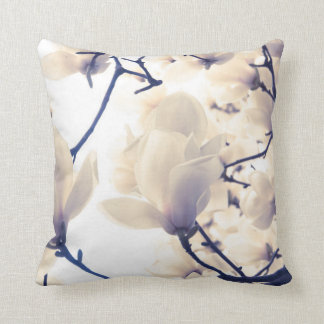 WITTE MAGNOLIA BLOEMEN KUSSEN