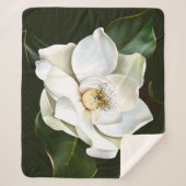Witte Magnolia Close-up Groene achtergrond Sherpa Deken (Voorkant)
