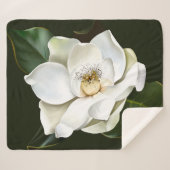 Witte Magnolia Close-up Groene achtergrond Sherpa Deken (Voorkant (horizontaal))