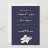 Witte Magnolia Elegante Bloemen op Navy Wedding Kaart (Voorkant)