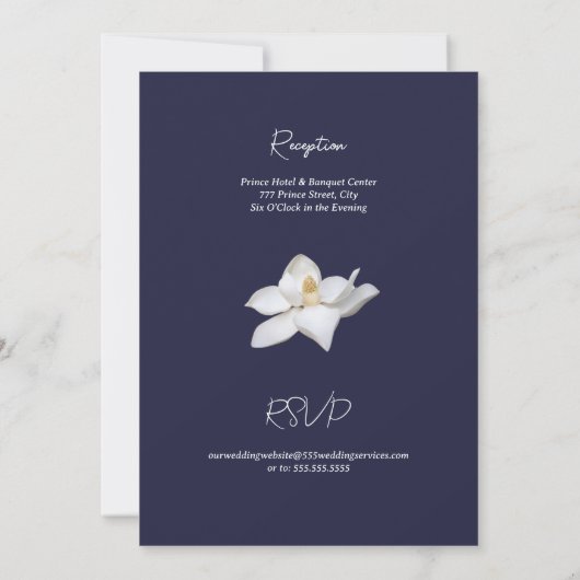 Witte Magnolia Elegante Bloemen op Navy Wedding Kaart (Achterkant)