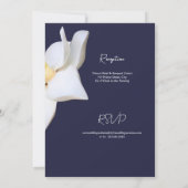 Witte Magnolia Elegante Bloemen op Navy Wedding Kaart (Achterkant)