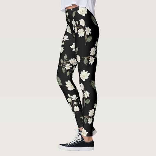 Witte Magnolia Flowers op zwarte Leggings (Links)