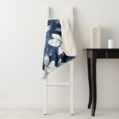 Witte Magnolia Patroon op middernacht achtergrond, Sherpa Deken (In situ)