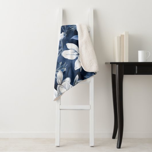 Witte Magnolia Patroon op middernacht achtergrond, Sherpa Deken (In situ)