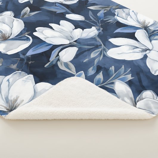 Witte Magnolia Patroon op middernacht achtergrond, Sherpa Deken (3/4)