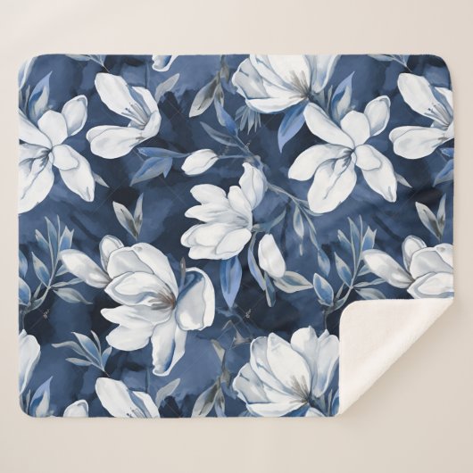 Witte Magnolia Patroon op middernacht achtergrond, Sherpa Deken (Voorkant (horizontaal))