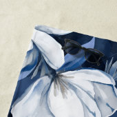 Witte Magnolia Patroon op middernacht achtergrond, Strandlaken (In situ)