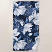 Witte Magnolia Patroon op middernacht achtergrond, Strandlaken (Voorkant)