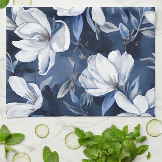 Witte Magnolia Patroon op middernacht achtergrond, Theedoek (Gevouwen)