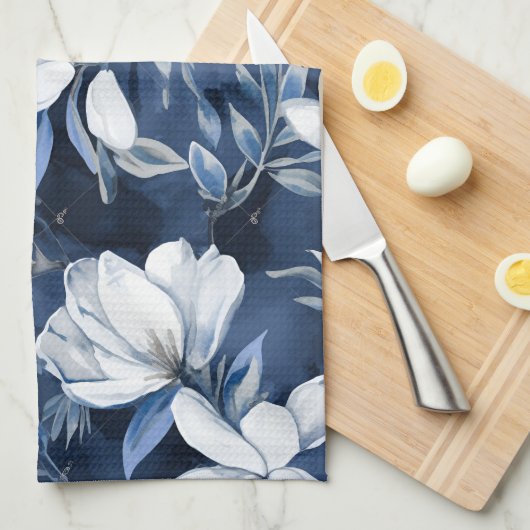 Witte Magnolia Patroon op middernacht achtergrond, Theedoek (Quarter Fold)