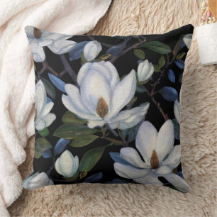 Witte magnolia's op zwart patroon kussen