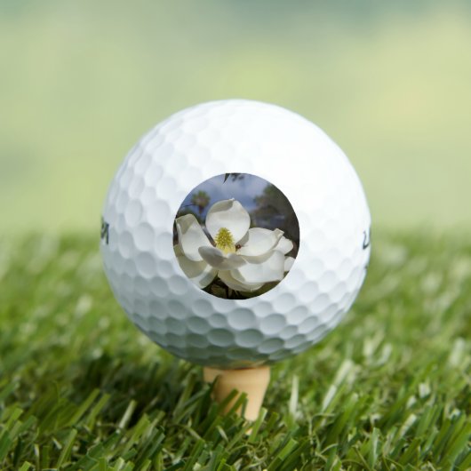 Witte Magnoliebloem en een bij op golfbal Golfballen (Insitu Shirt)