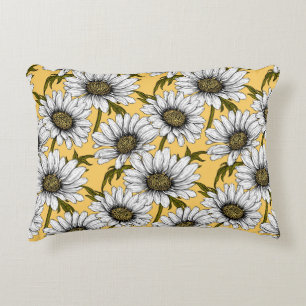 Witte maissoorten, wilde bloemen op geel accent kussen