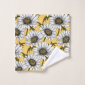 Witte maissoorten, wilde bloemen op geel bad handdoek (Wasdoekje)