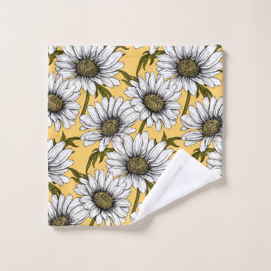 Witte maissoorten, wilde bloemen op geel bad handdoek (Wasdoekje)