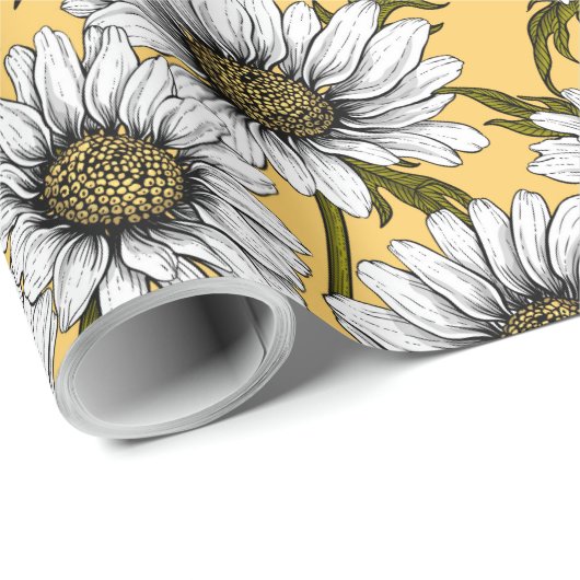 Witte maissoorten, wilde bloemen op geel cadeaupapier (Rol Hoek)