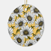 Witte maissoorten, wilde bloemen op geel keramisch ornament (Links)