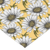 Witte maissoorten, wilde bloemen op geel korte tafelloper (Hoek)