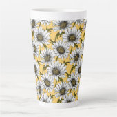 Witte maissoorten, wilde bloemen op geel latte mok (Voorkant)