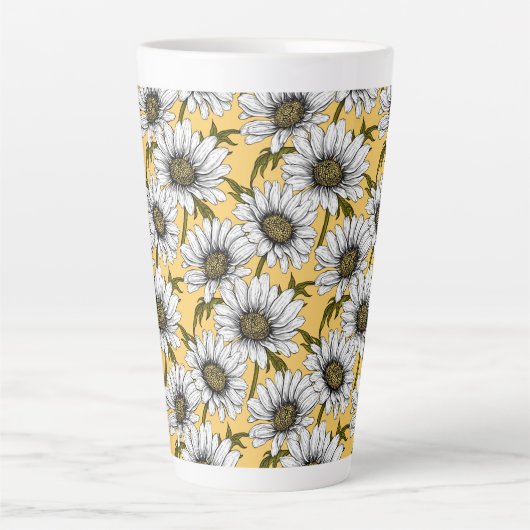 Witte maissoorten, wilde bloemen op geel latte mok (Voorkant)