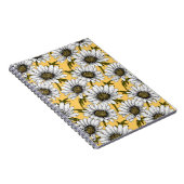 Witte maissoorten, wilde bloemen op geel notitieboek (Rechterzijde)