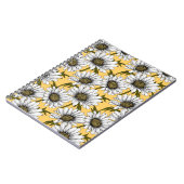 Witte maissoorten, wilde bloemen op geel notitieboek (Linkerzijde)