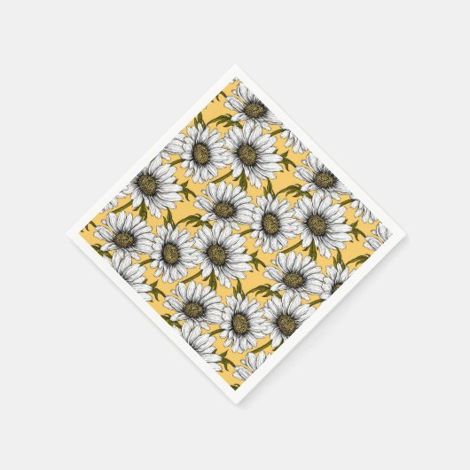 Witte maissoorten, wilde bloemen op geel servet (Hoek)