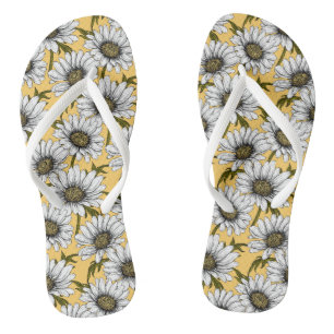 Witte maissoorten, wilde bloemen op geel teenslippers