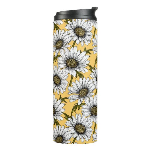 Witte maissoorten, wilde bloemen op geel thermosbeker (Gedraaid links)