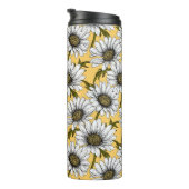 Witte maissoorten, wilde bloemen op geel thermosbeker (Geroteerd rechts)