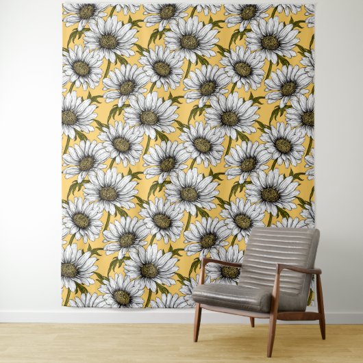 Witte maissoorten, wilde bloemen op geel wandkleed (In situ)