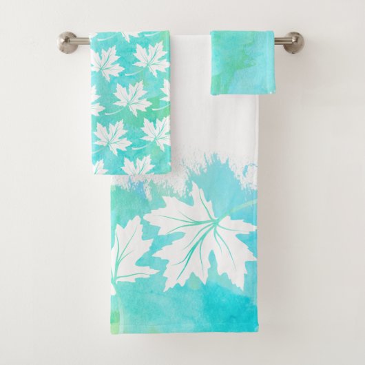 Witte makelbladaqua waterverf was en monogram bad handdoek (Insitu)