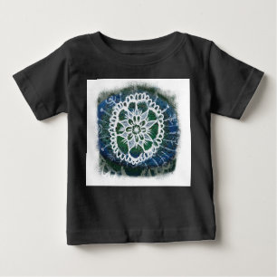 Witte mandala blauwe achtergrond Organic Bodysuit