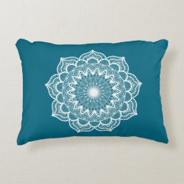Witte mandala op blauwe achtergrond accent kussen
