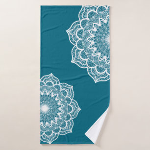 Witte mandala op blauwe achtergrond badhanddoek