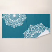 Witte mandala op blauwe achtergrond badhanddoek (Badhanddoek)